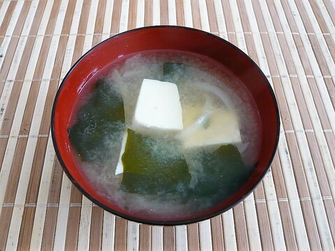 煮干しだしの豆腐の味噌汁